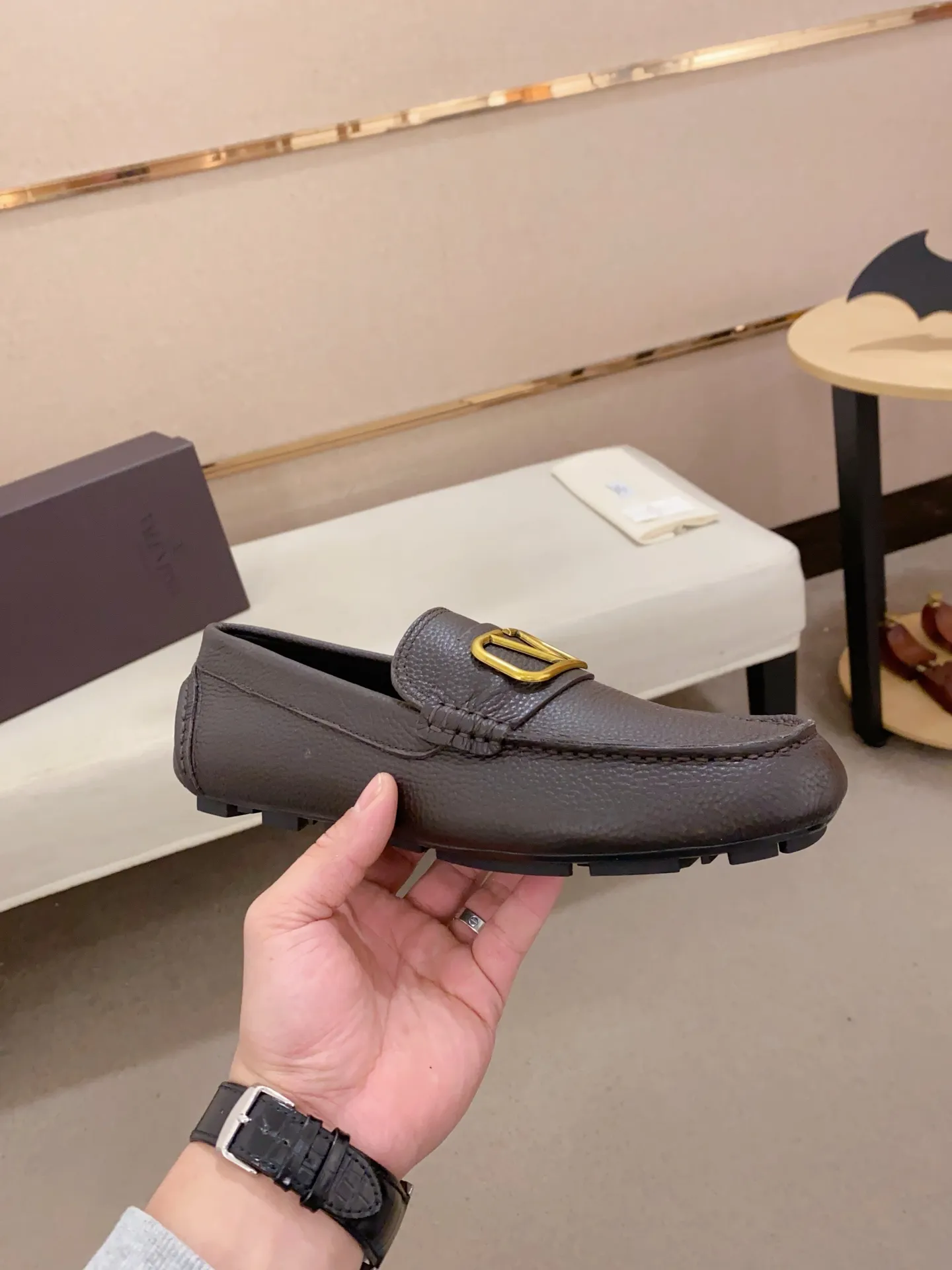 Men's shoes💰: 680💰VALENTINO, made of imported cowhide with imported water-dyed cowhide lining, iconic hardware and iconic wear-resistant outsole. 38-44. 45 VALENTINO packaging can be customized to enjoy the brand’s iconic product packaging